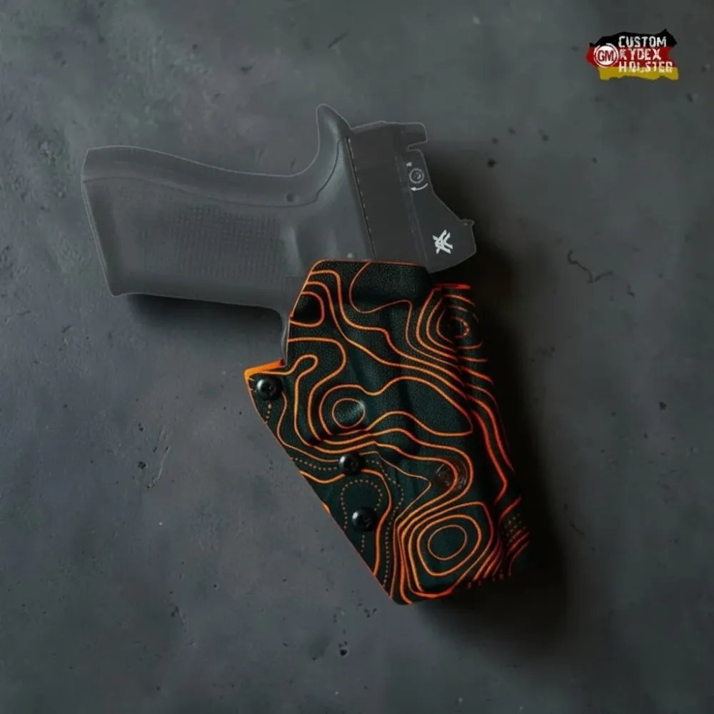 Maßgefertigtes GM ALPHA OWB Kydex Holster von Gear Maniacs im auffälligen Recon Aurora Orange Design, passend für Glock 17 mit Rotpunktvisier.