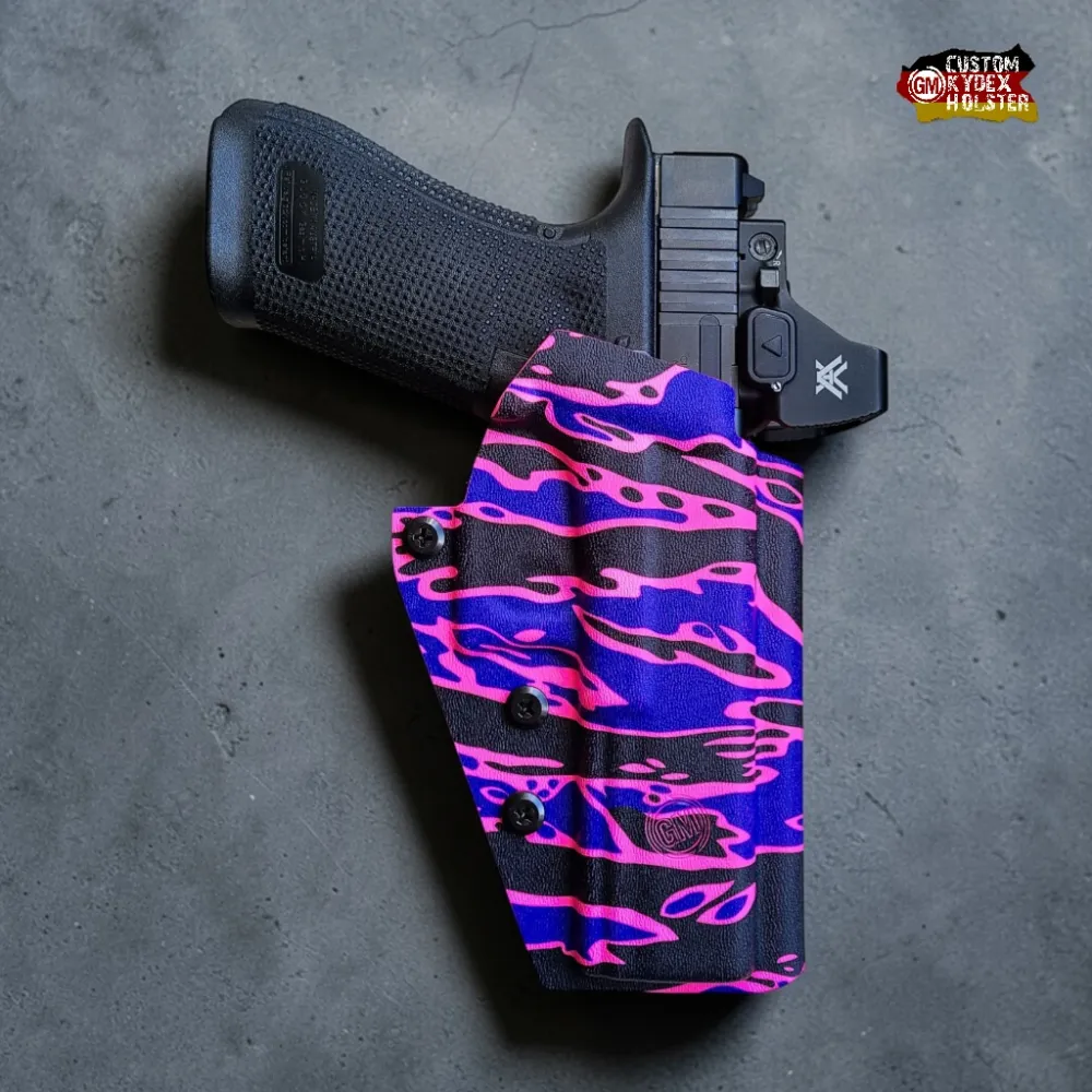 Taktisches GM ALPHA OWB Kydex Holster von Gear Maniacs im Tigerstripe Vegas Design, passgenau für Glock 17 mit Vortex Defender.