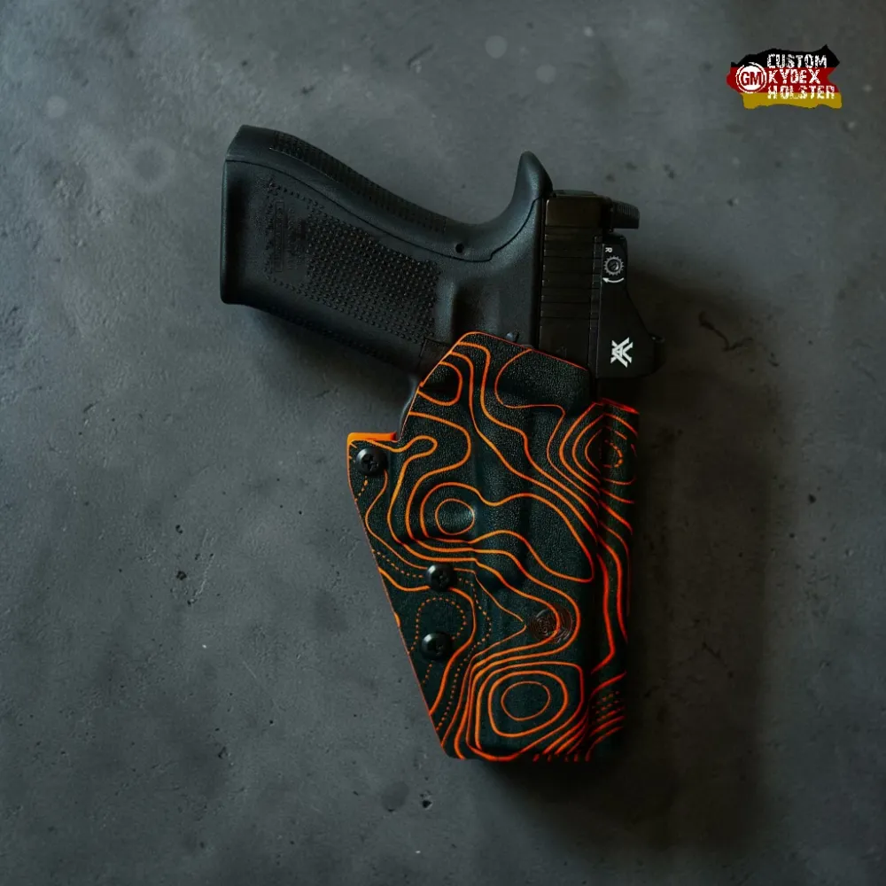Maßgefertigtes GM ALPHA OWB Kydex Holster von Gear Maniacs im auffälligen Recon Aurora Orange Design, passend für Glock 17 mit Vortex Rotpunktvisier.