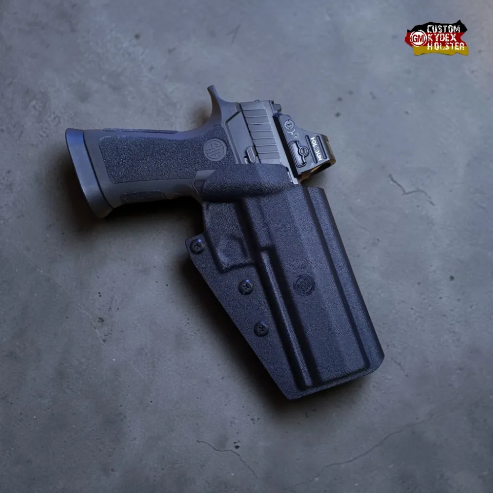 Professionelles GM ALPHA OWB Kydex Holster von Gear Maniacs in Schwarz, passgenau gefertigt für Sig Sauer P320 mit Holosun Rotpunktvisier.