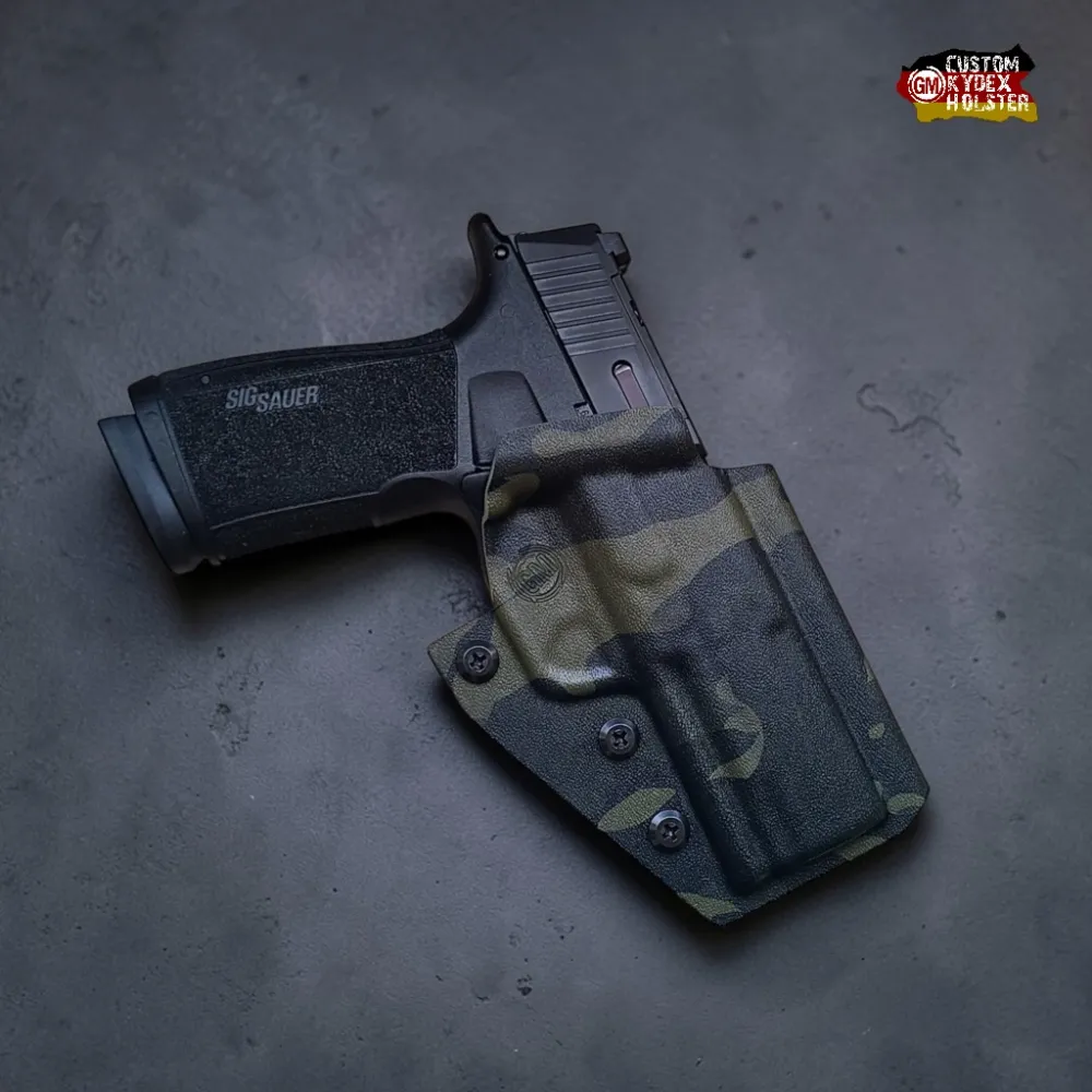Maßgefertigtes GM ALPHA OWB Kydex Holster von Gear Maniacs in Multicam Black, perfekt passend für Sig Sauer P365 X-Macro & Optic Ready.