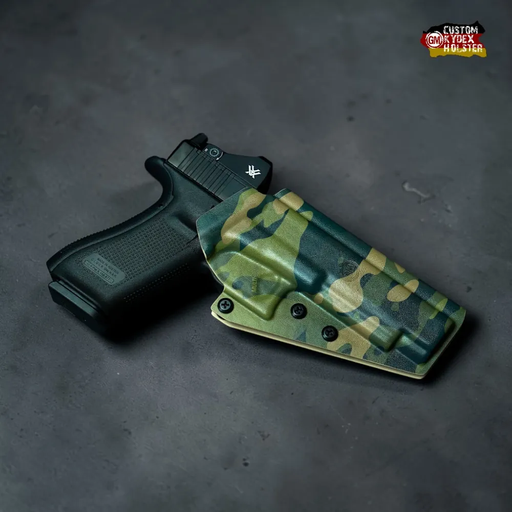 Taktisches GM ALPHA OWB Kydex Holster von Gear Maniacs im Multicam Tropic Design für Glock 34 mit Vortex Rotpunkt-Optik.