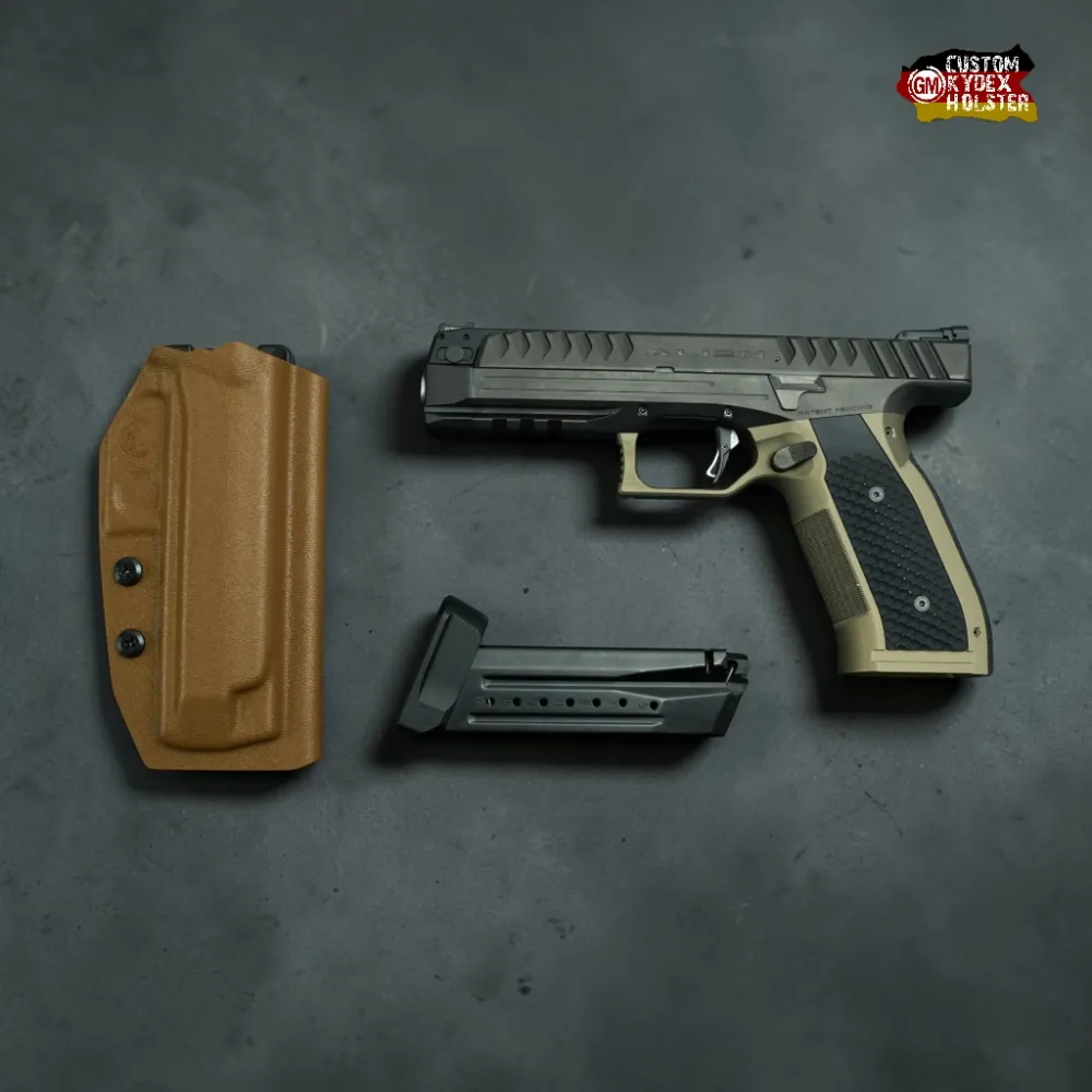 Präzisionsgefertigtes Kydex Holster für Laugo Arms Alien – Detailansicht in Coyote. Maximale Stabilität für High-End Sportwaffen.