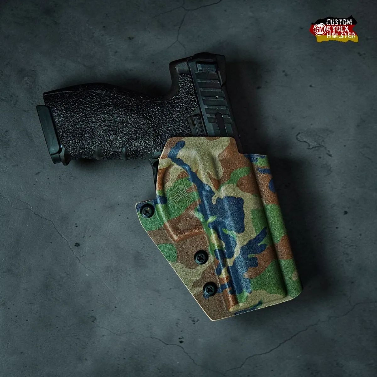 Robustes GM ALPHA OWB Kydex Holster HK SFP9 in Woodland – Detailansicht der robusten Verarbeitung.