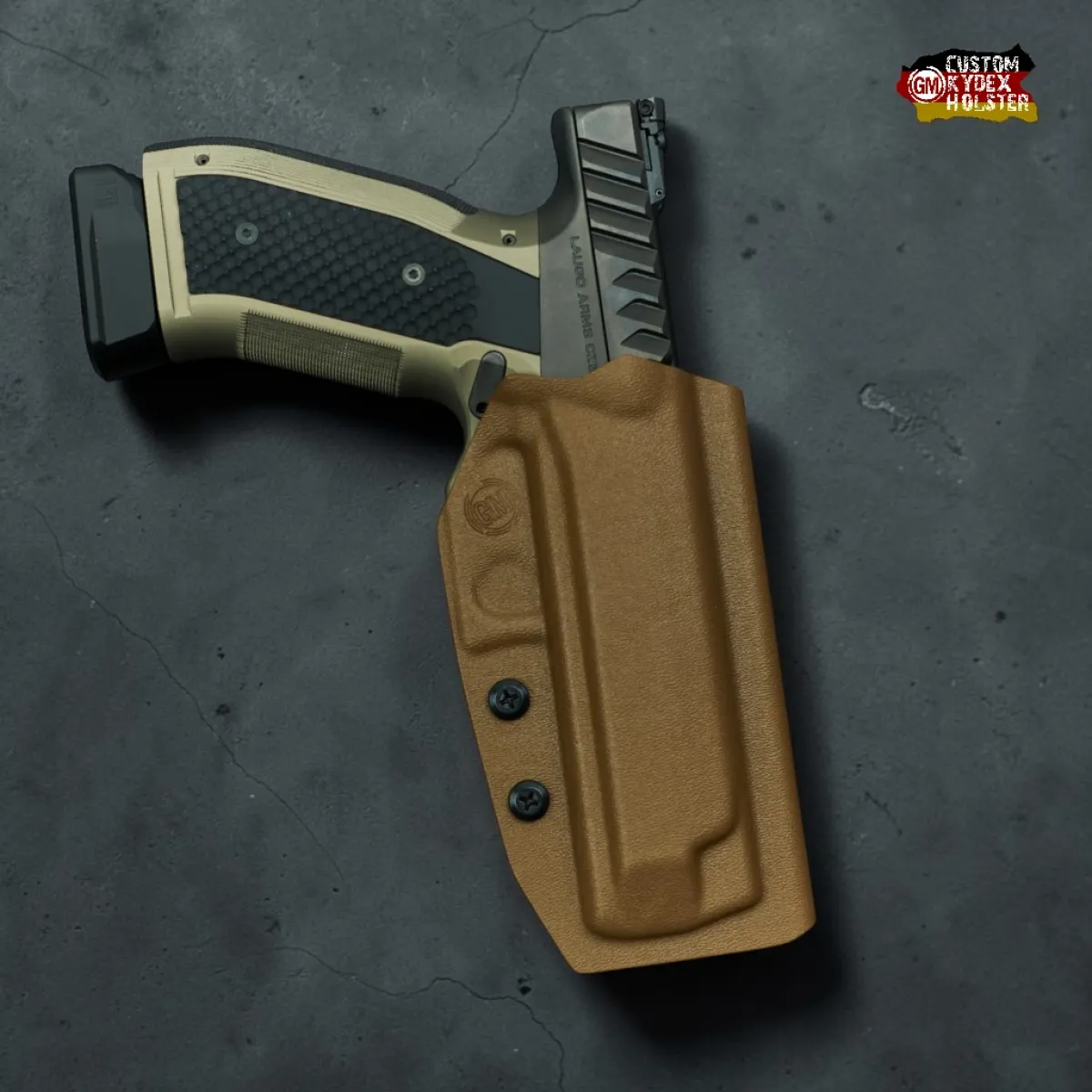 Exklusives GM ALPHA OWB Kydex Holster für die Laugo Arms Alien in Coyote. Speziell entwickeltes Optic Ready Design für die flachste Laufachse der Welt.