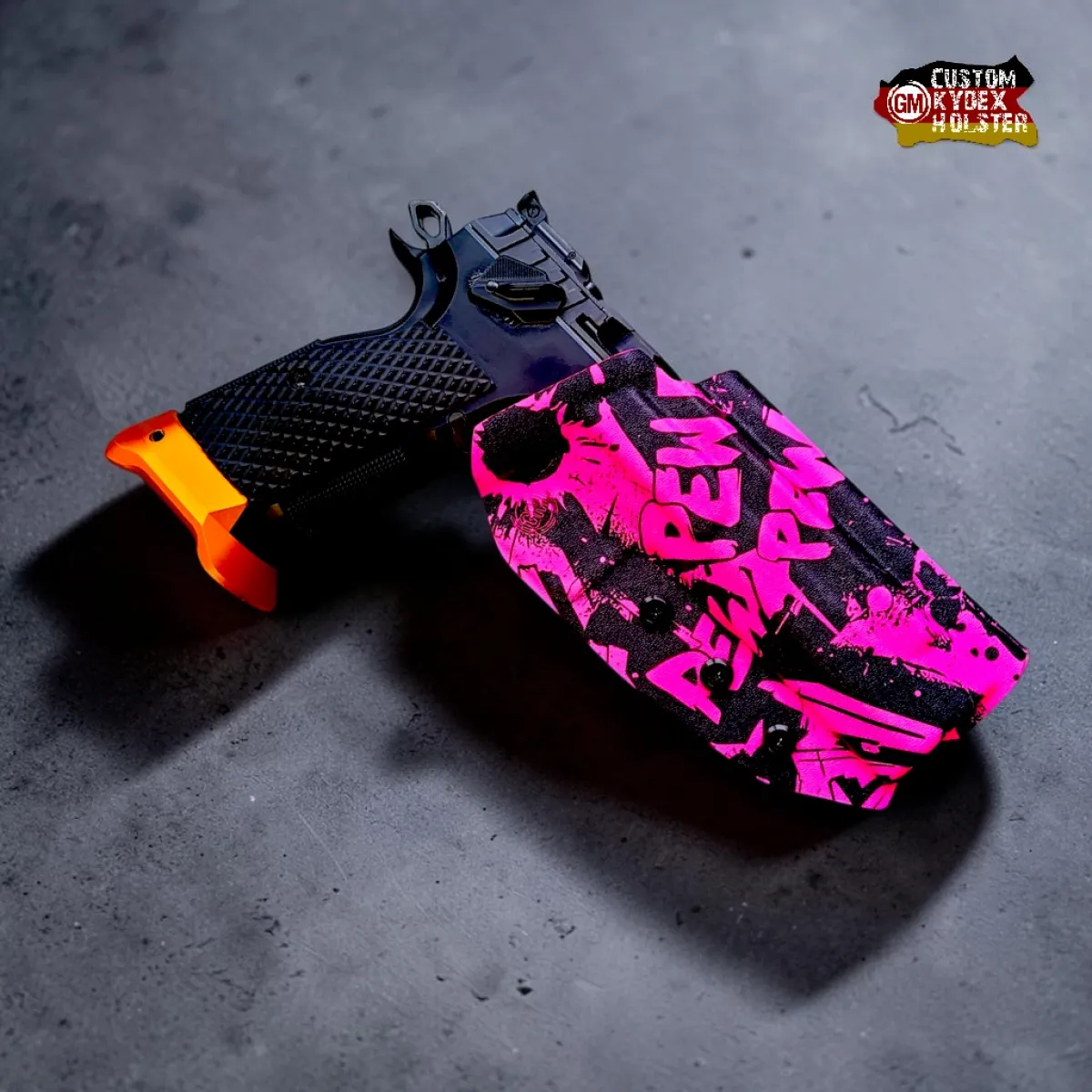 OWB Kydex-Holster in Schwarz-Neonpink mit „Pew Pew“-Muster, abgebildet mit einer CZ TS3 inklusive orangefarbenem Magazintrichter