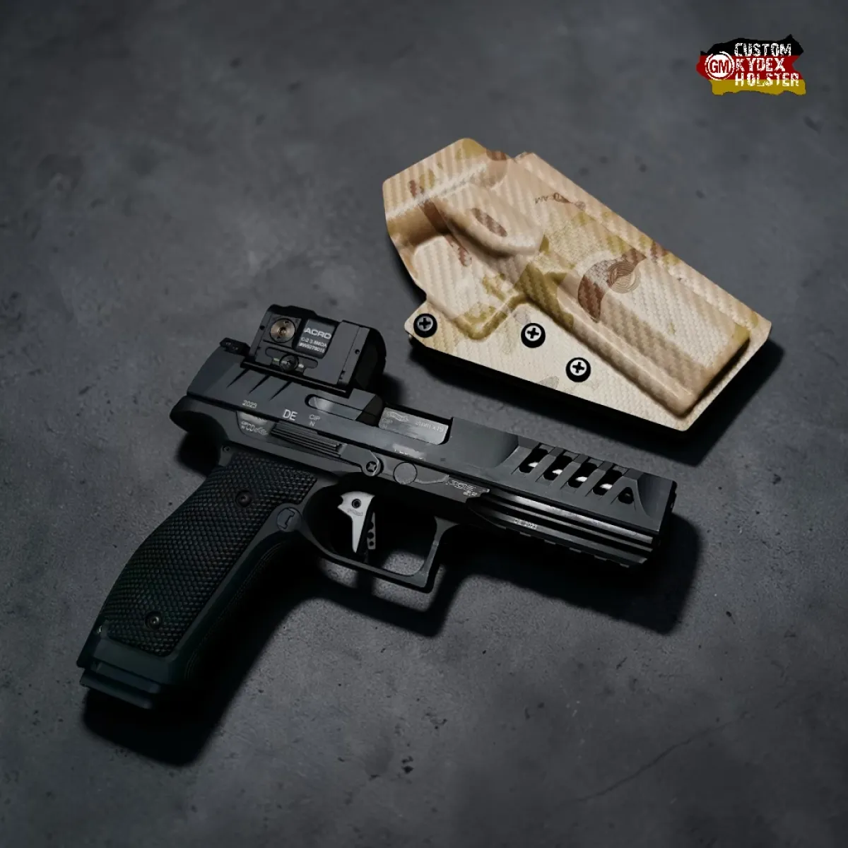 Komplett Ansicht GM ALPHA OWB Holster für Walther PDP Steel Frame 5" neben der PDP SF mit Aimpoint ACRO.