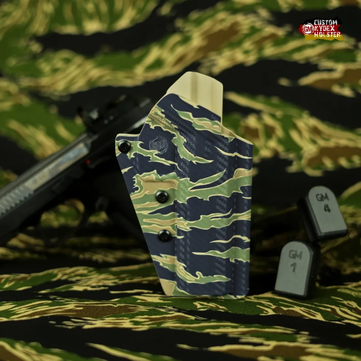 GM ALPHA OWB Kydex Holster für die CZ Shadow 2 im klassischen Tigerstripe Camo Design – Maßgefertigtes Holster mit präziser Kantenverarbeitung und verstellbarem Ziehwiderstand.