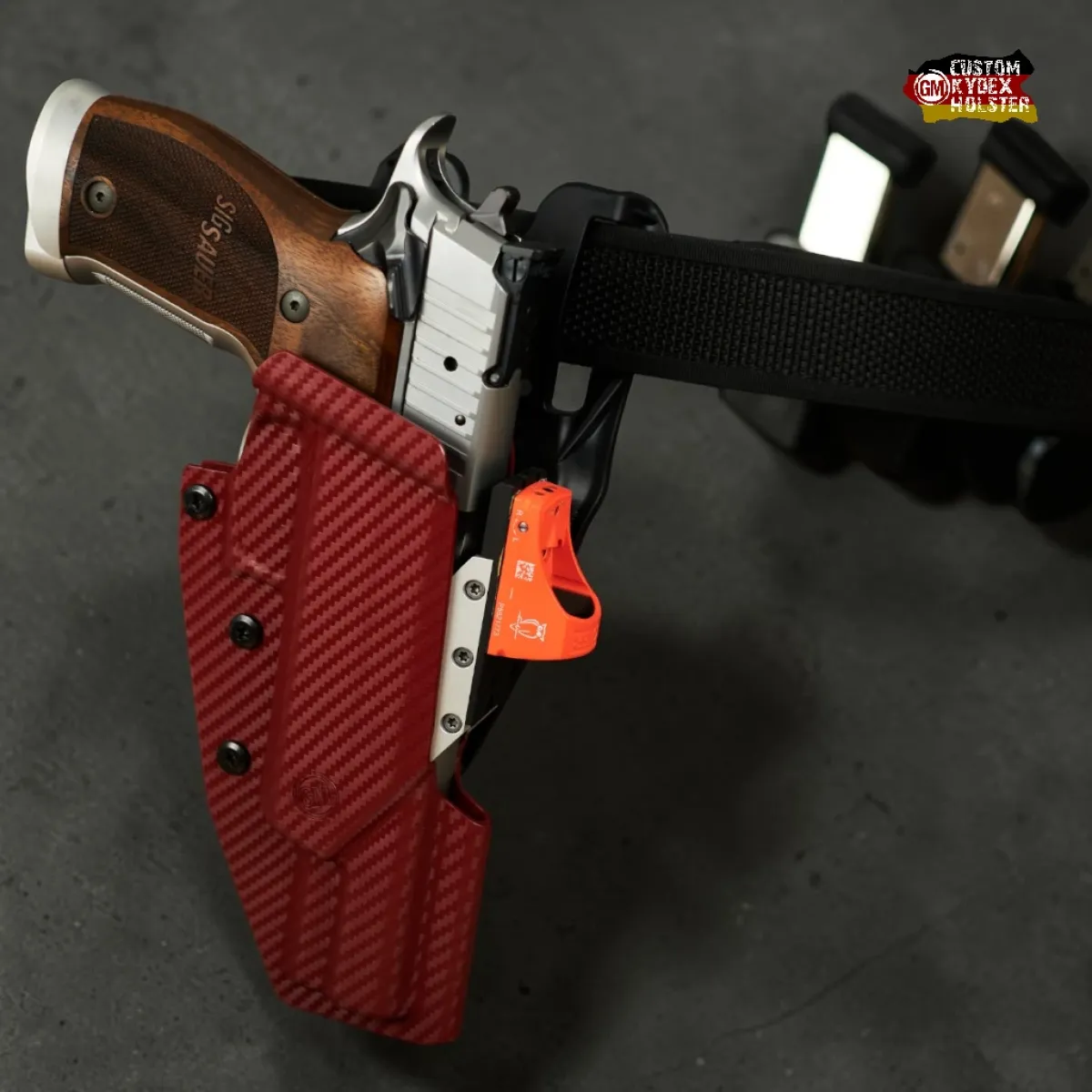 GM ALPHA OWB Kydex Holster für Sig Sauer P226 X-Six (DE Fertigung) mit X-Mount Brückenmontage – Maßgefertigtes Sport-Holster in Carbon Red mit Gürtelbefestigung.