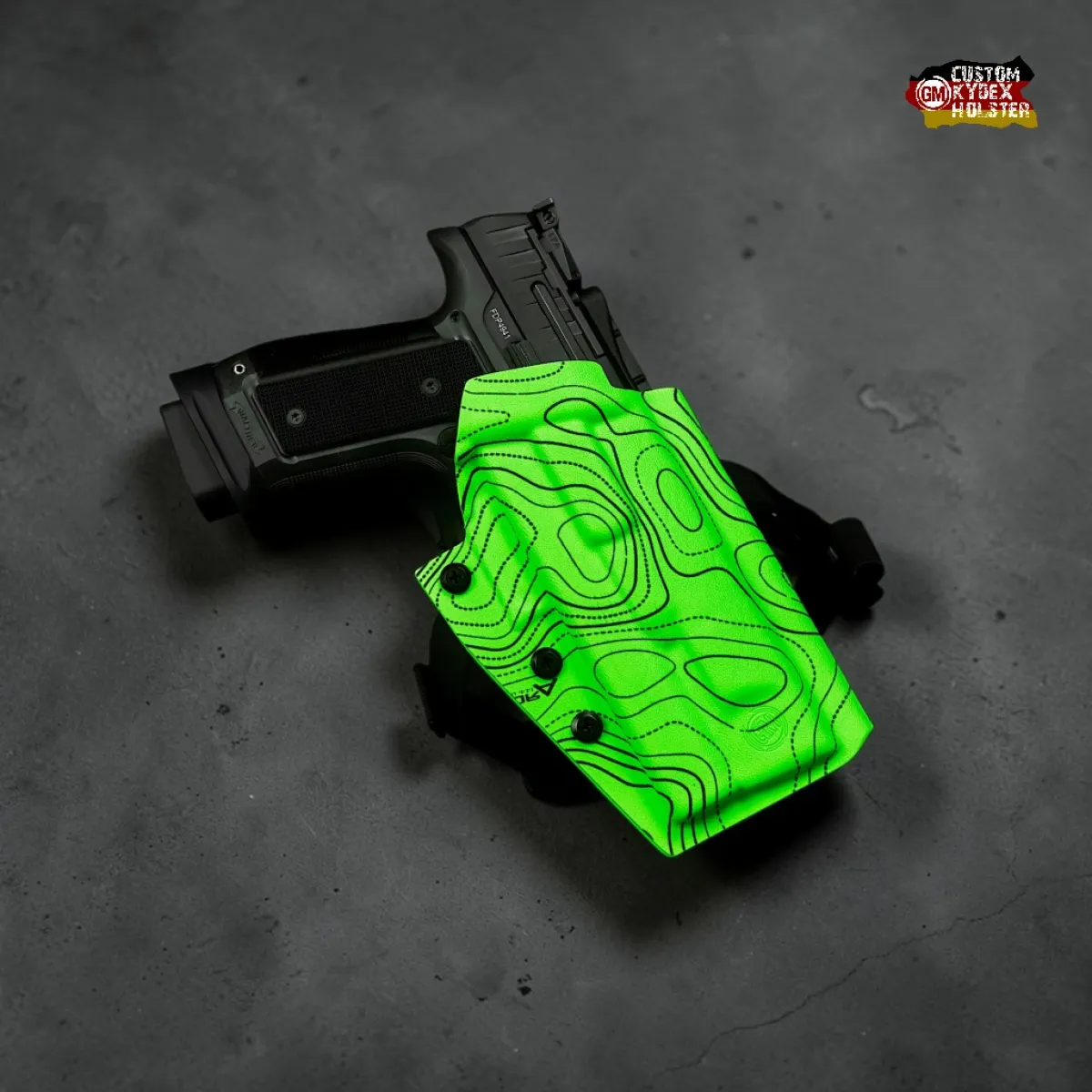 Passgenaues GM Alpha OWB Kydex Holster für die Walther Q5 Match SF (Steel Frame). Design Recon Aroruar Zombie Green (Neon-Grün), kompatibel mit MantisX System und Optics Ready für Rotpunktvisiere.
