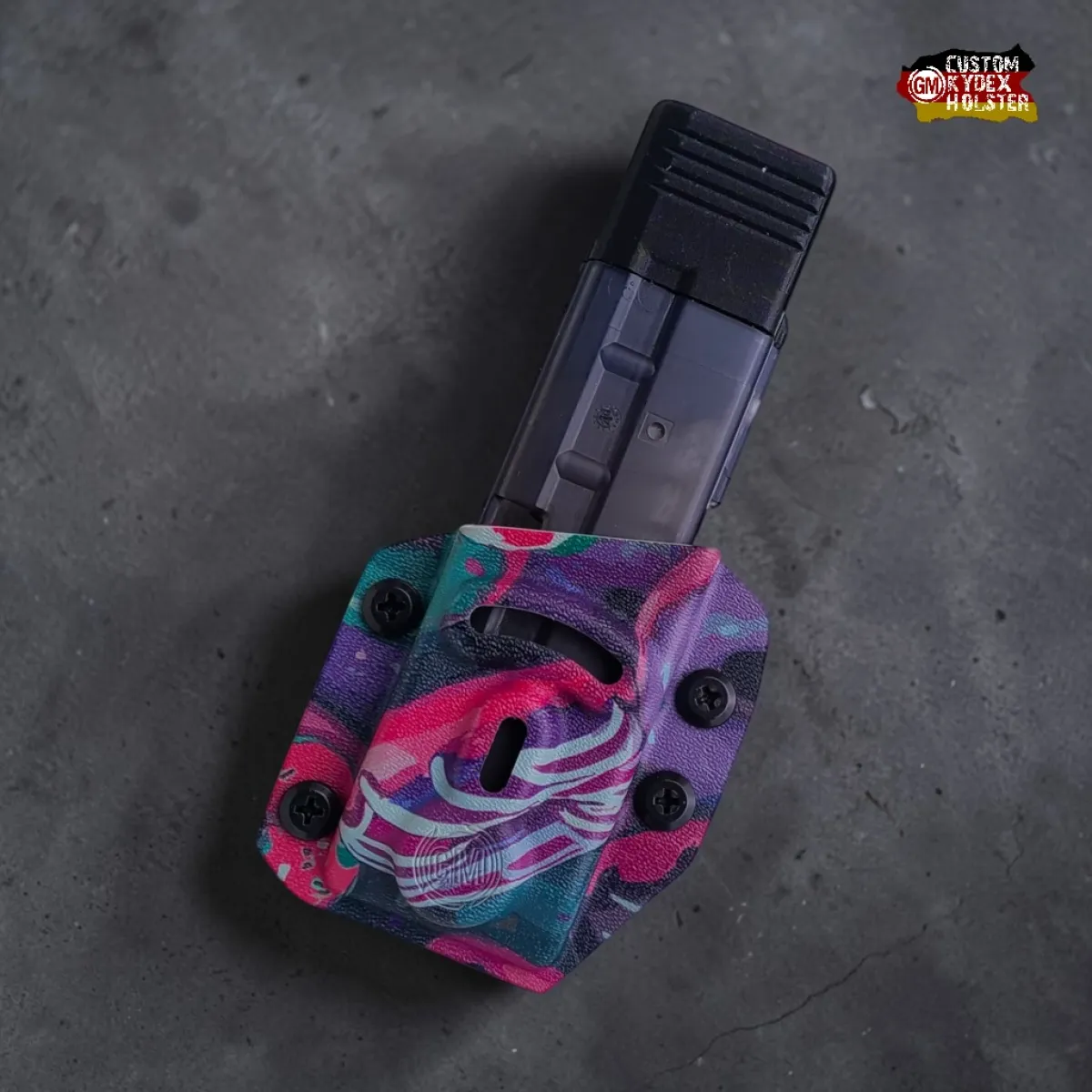 GM Multi Mount Mag Pouch aus buntem Kydex mit eingesetztem B&T 9mm Magazin für APC9, GHM9 und MP9